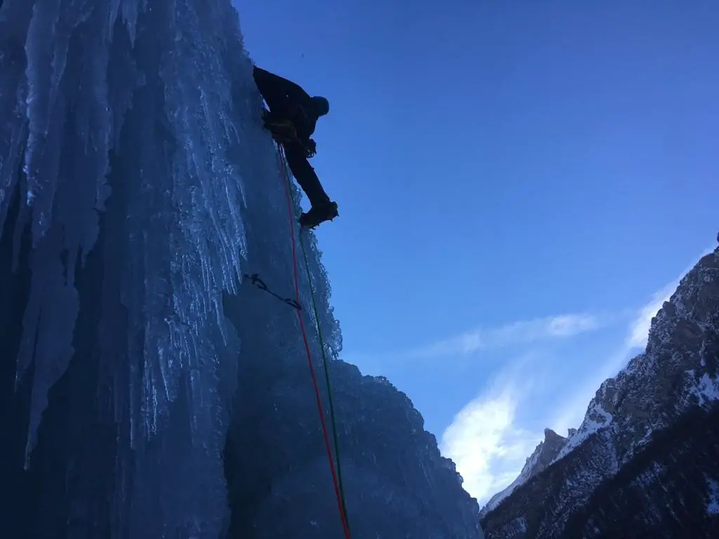 Attaque du cigare de la cascade du Grand Clôt sur fond Meije