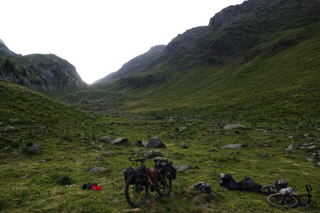 Campement dans les montagnes des pyrénées après une journée de vélo