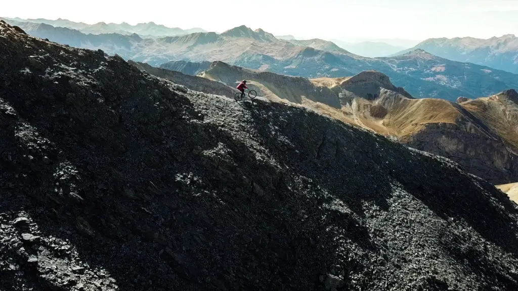 Descente sur l'arête de la Pointe Saume dans le Queyras en VTT