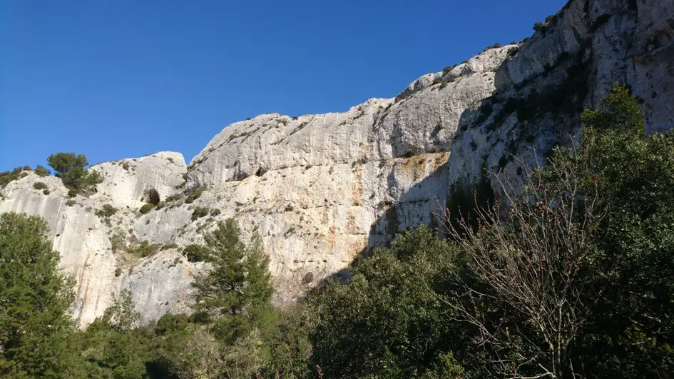 Escalade au Mont Gaussier dans les Alpilles au Secteur Le trou du souffleur et le lit du monde