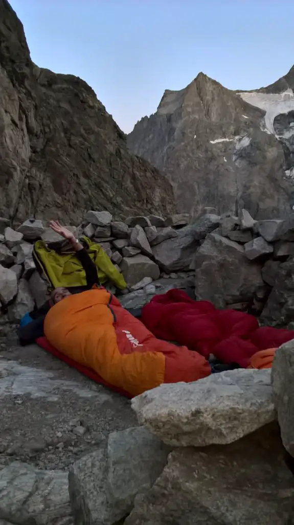 Le Bivouac bien confortable au dessus du bassin du Sélé avant l'Ascension de la face sud de l'Ailefroide orientale