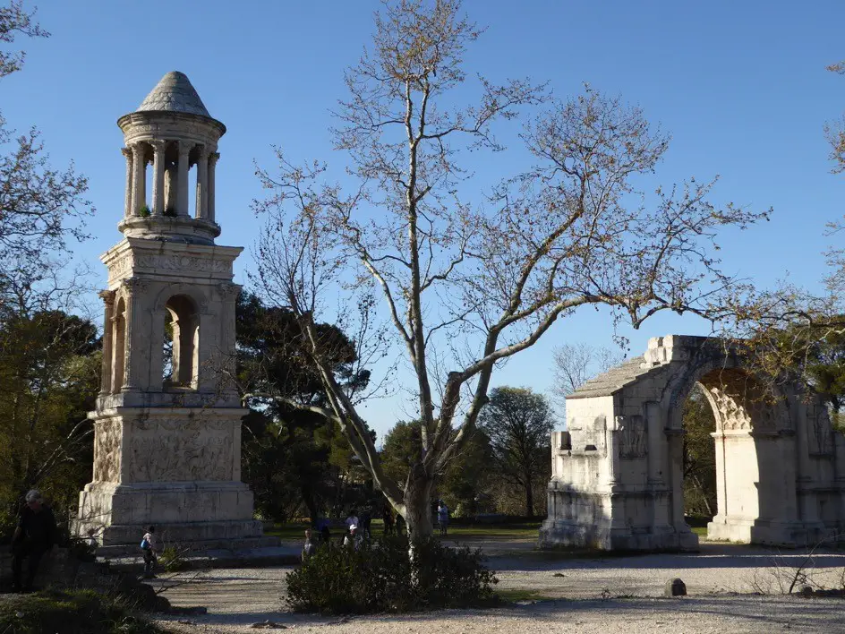 Les Antiques avec le mausolée des Jules et l'arc de Triomphe dans les Alpilles