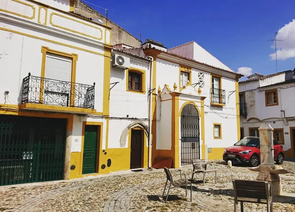 Place du village Évora parmi les plus belles excursions autour de Lisbonne au Portugal