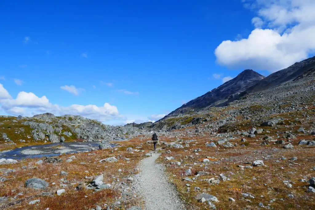 Sentier de randonnée entourée de lacs de toute beauté sur le Chilkoot Trail