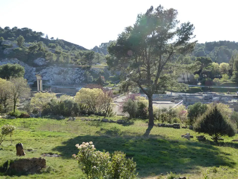 Sentier longeant le site archéologique de Glanum