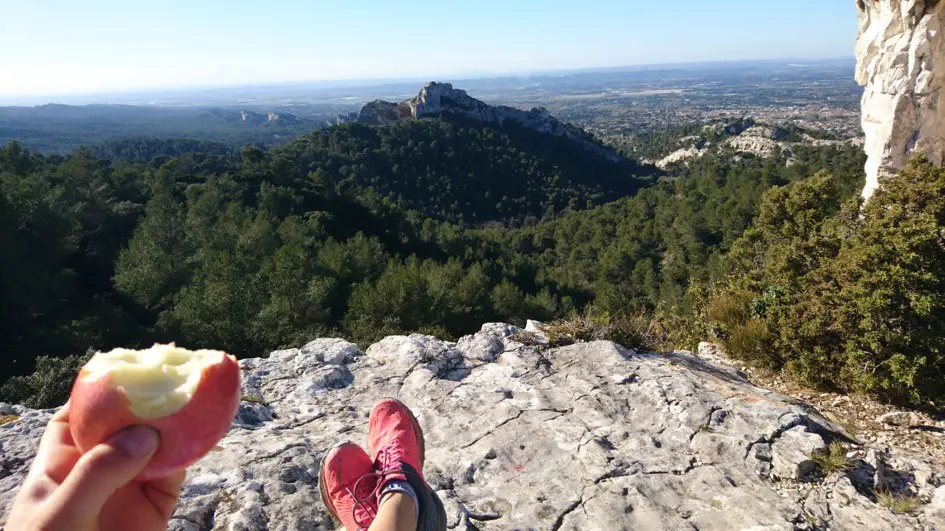 Une pause collation avec le beau panorama qui nous offre une vue imprenable sur le massif des Alpilles