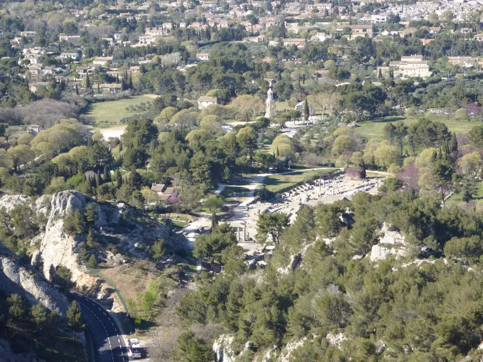 Vue sur le site archéologique de Glanum depuis le Mont Gaussier