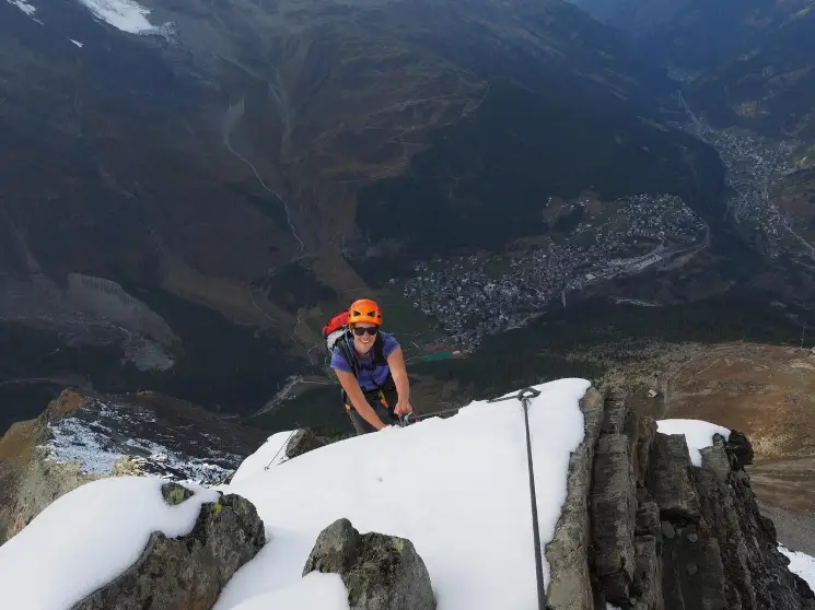 montagne à la neige au mois d'octobre dans la station de ski de Saas-Fe en Suisse