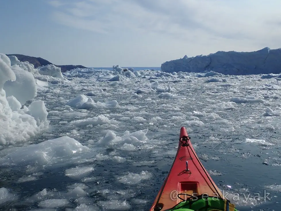Dans le pack de glace durant notre itinérance de 3 semaines en kayak de mer au Groenland
