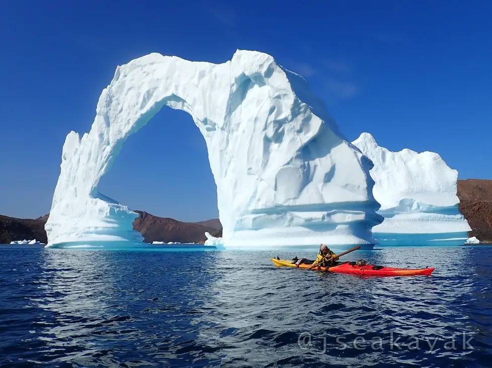 Grande arche de glace durant notre itinérance Kayak de mer au Groenland