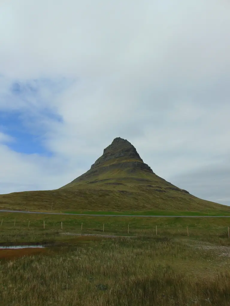 Kirkjufell ou Mountain church marquant le paysage Islandais