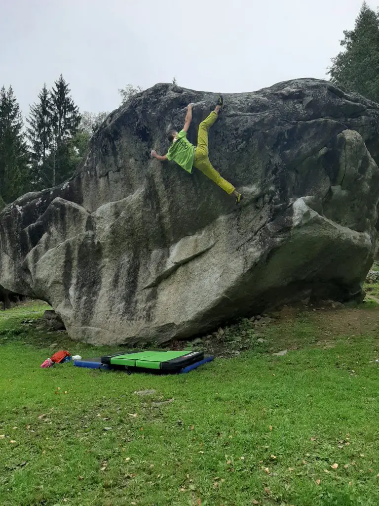 L'Araignée 7A à la Pierre d'Orthaz bloc d'escalade autour de Chamonix