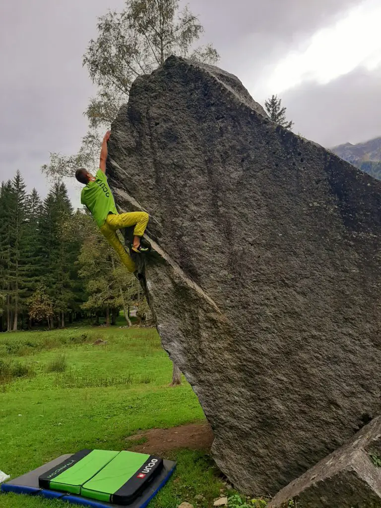 L'Astragale 7B blocs de Chamonix à la Pierre d'Orthaz