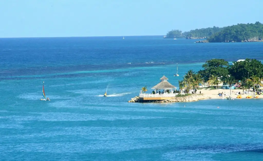 La Jamaïque voyage les pieds dans l'eau en Décembre