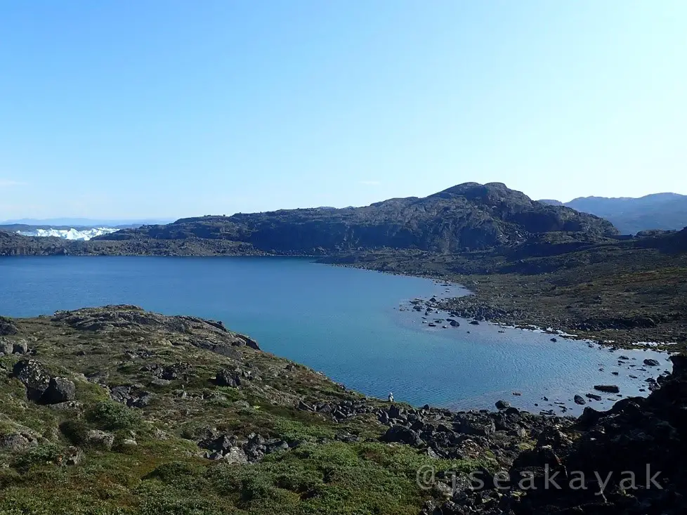 Le Lac et la mer (avec des icebergs) en arrière-plan durant notre voyage au Groenland