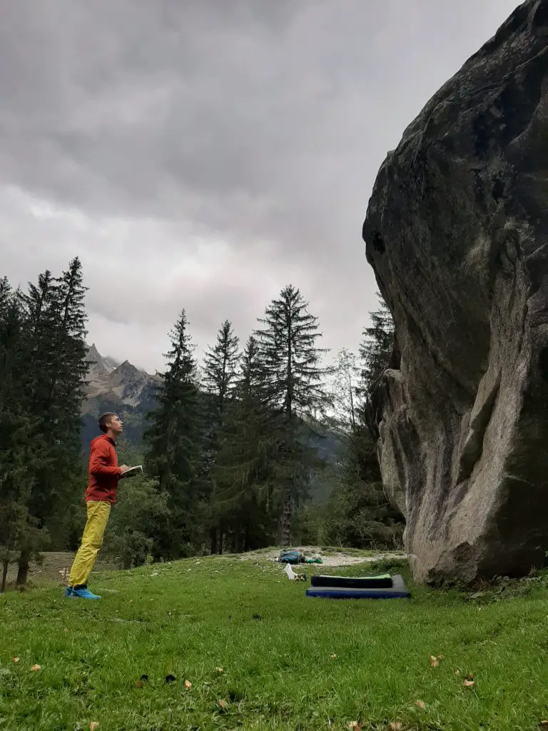 Lecture d'un bloc dans le massif du Mont-blanc