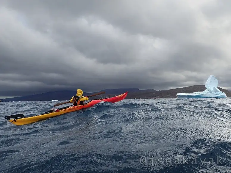 Navigation en kayak de mer dans le vent Groenlandais