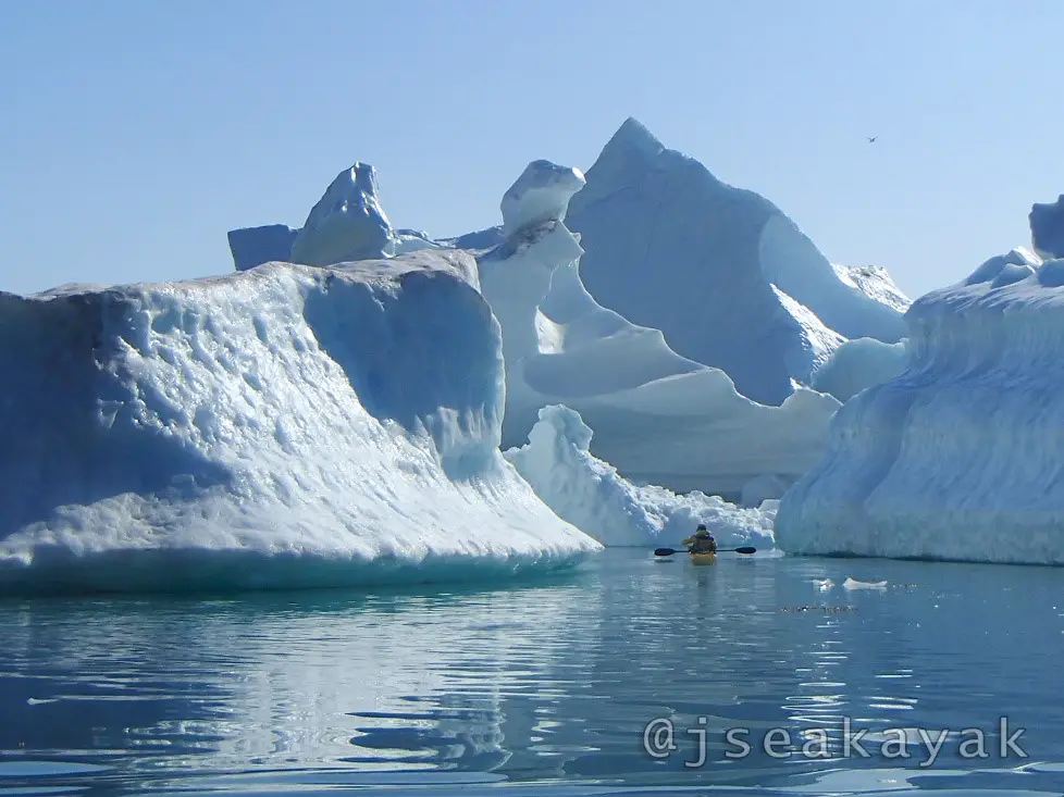 Navigation en kayak de mer dans un cimetière d’icebergs au Groenland