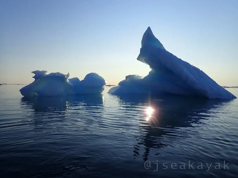 Premiers coups de pagaie au milieu des icebergs du Groenland
