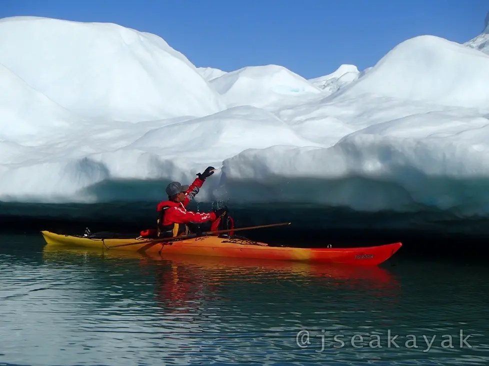 Remplissage de vache à eau sur un iceberg au Groenland