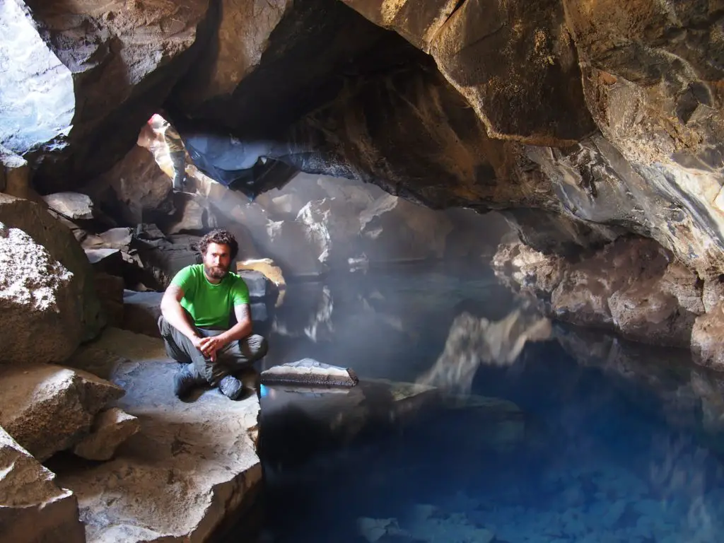 source d’eau chaude dans une grotte pres du lac Myvatn en Islande
