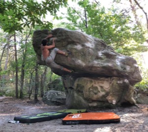 Crash pad de réception en escalade sur bloc à Fontainebleau