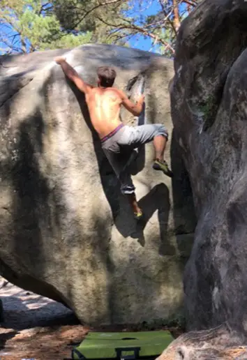 Raphael PETEL Ambassadeur BOREAL dans Graviton 7A au secteur Roche aux sabots à Bleau