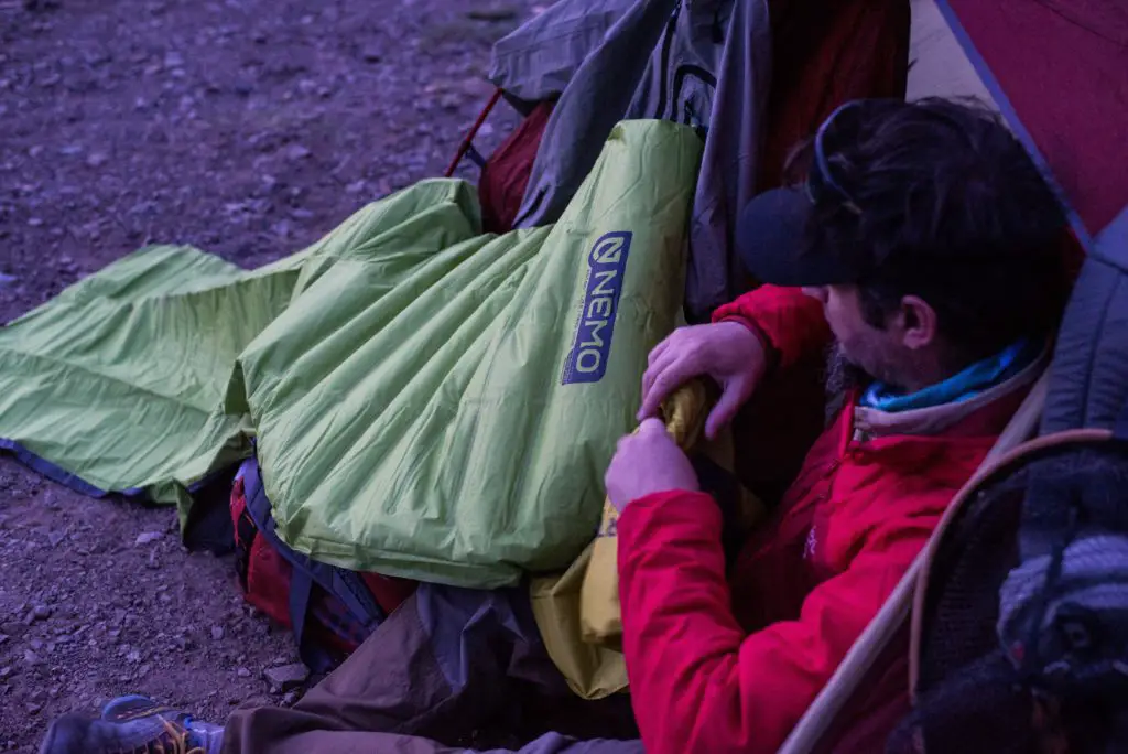 Astro Lite Long Wide Insulated matelas de camping Nemo lors d'un trip pêche à la mouche en Patagonie Argentine