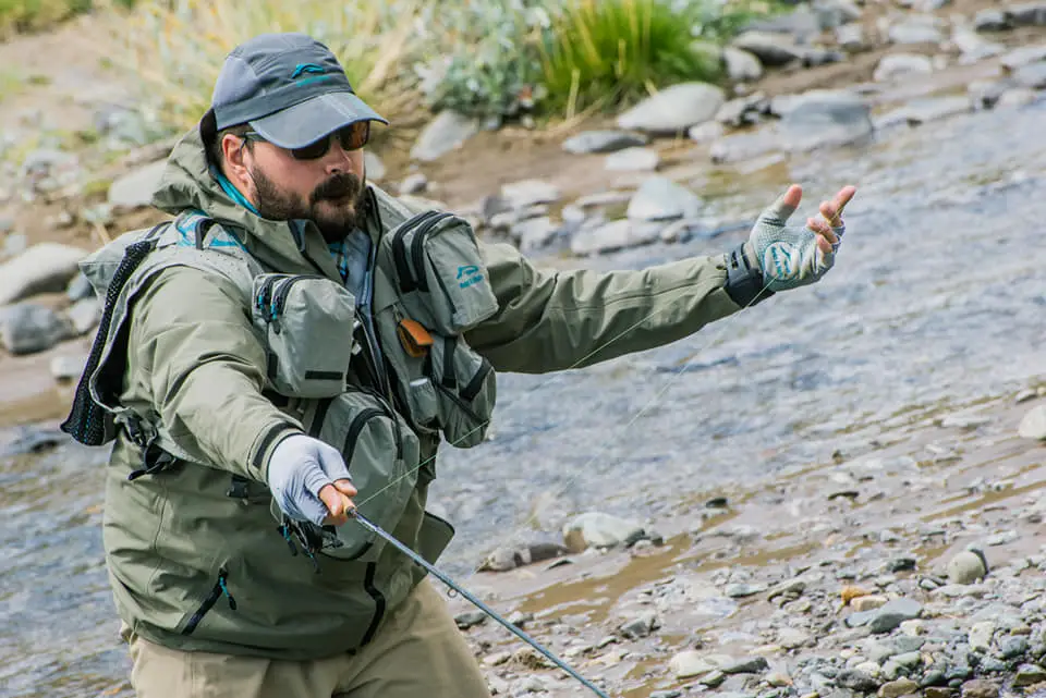 Baptiste CONQUET en action de pêche avec le GILET PÊCHE À LA MOUCHE PRO POCHES AMOVIBLES de Field And Fish