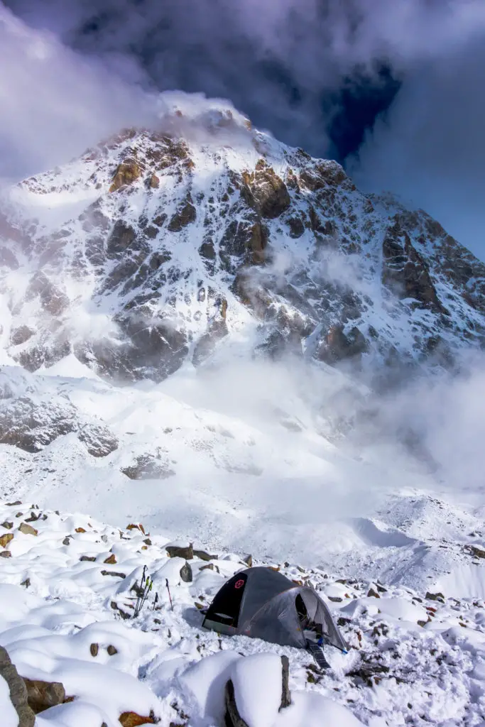 Bivouac brumeux, au pied du Jiazi, dans le massif du Sichuan (Chine), avant d’aller dans Tcheu cte panthère, Grosvenor