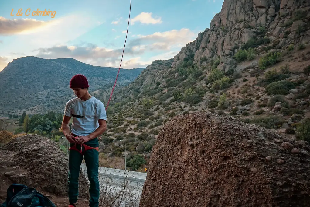 Côme au pied des voies à Las Chilcas le spot d'escalade du Chili