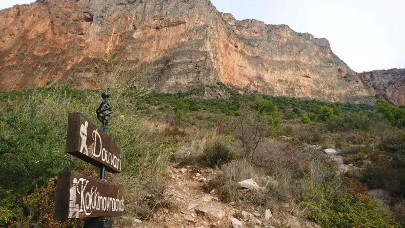 Départ pour la grande voie d'escalade à Kokkinovrachos secteur de Leonidio en Grèce