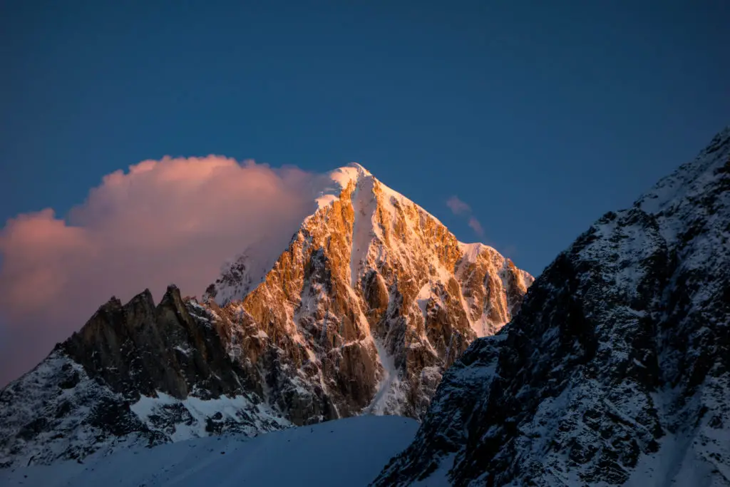 Face ouest du Grosvenor dans le massif du Sichuan, Chine, Tcheu cte panthère sur le pilier de gauche.