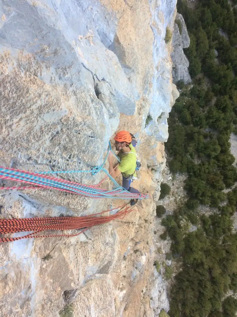 La deuxième longueur de Caminant à la Pena Montanesa en Espagne