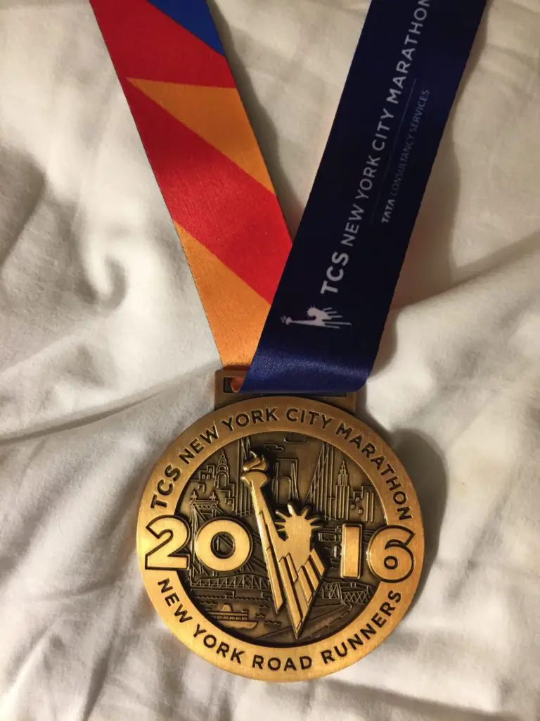 La médaille symbolique et méritée en récompense à cet investissement pour ce marathon de NY