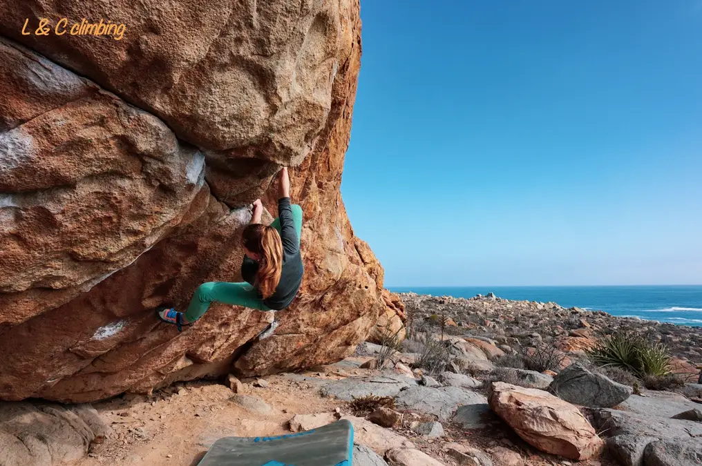 Laureline grimpant sur les blocs à Totoralillo au Chili