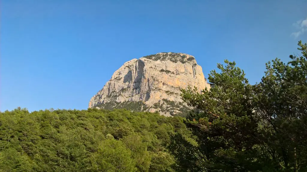 Le beau mur de Caminant à la Pena Montanesa en Espagne