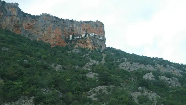 Le monastère Elona près de Leonidio en Grèce