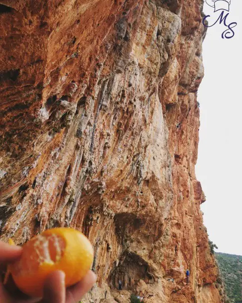 Pause Clémentine à la falaise d'escalade de Mars à Leonidio en Grèce avec Mangeons Sport