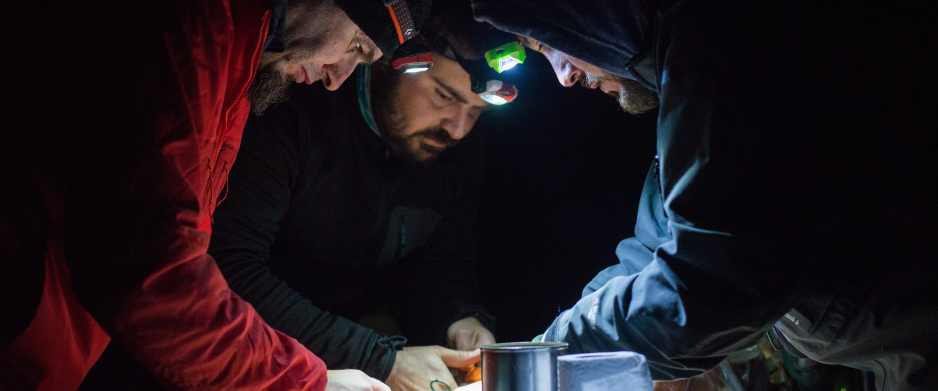 Préparation du repas à la frontale au bivouac après une journée de pêche à la mouche en Patagonie