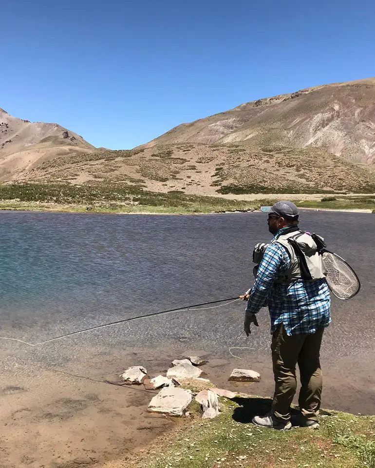 Pêche au streamer dans une lagune de la valle noble en Argentine