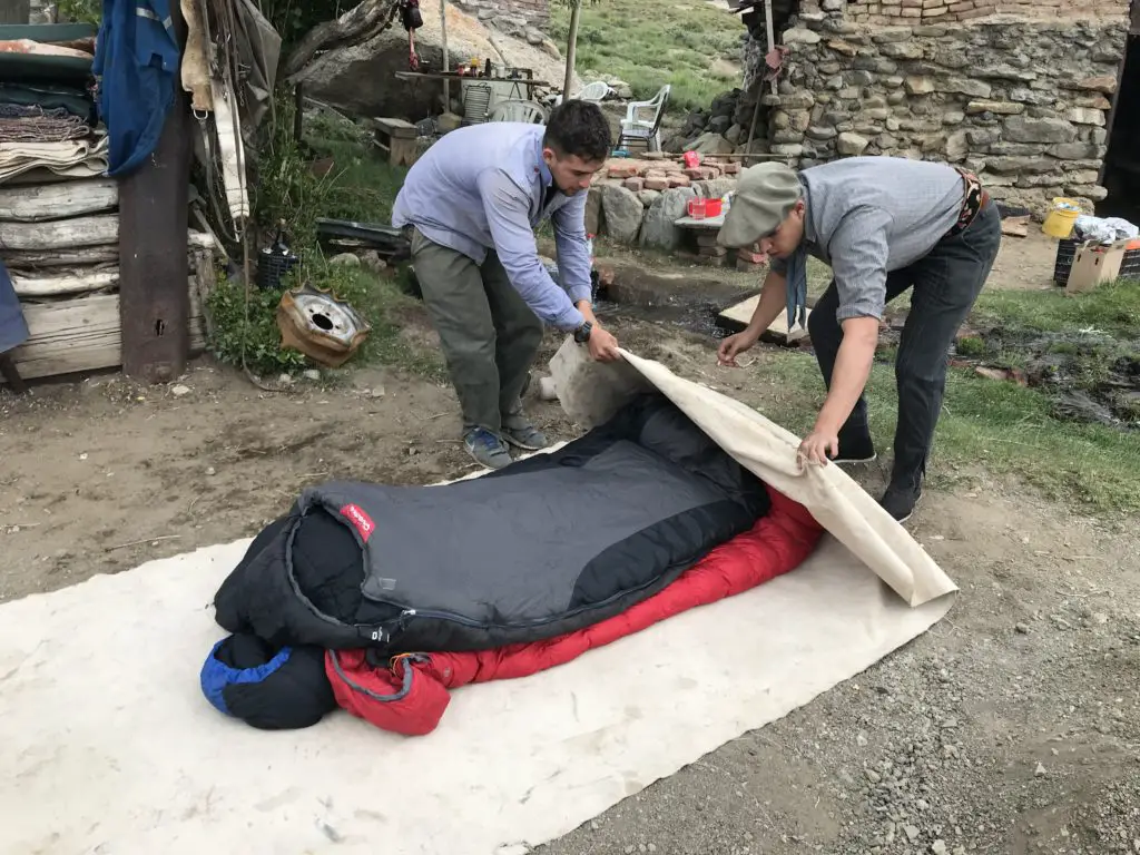 Rangement des sacs de couchage pour être transporté sur les mules durant notre trip pêche en argentine