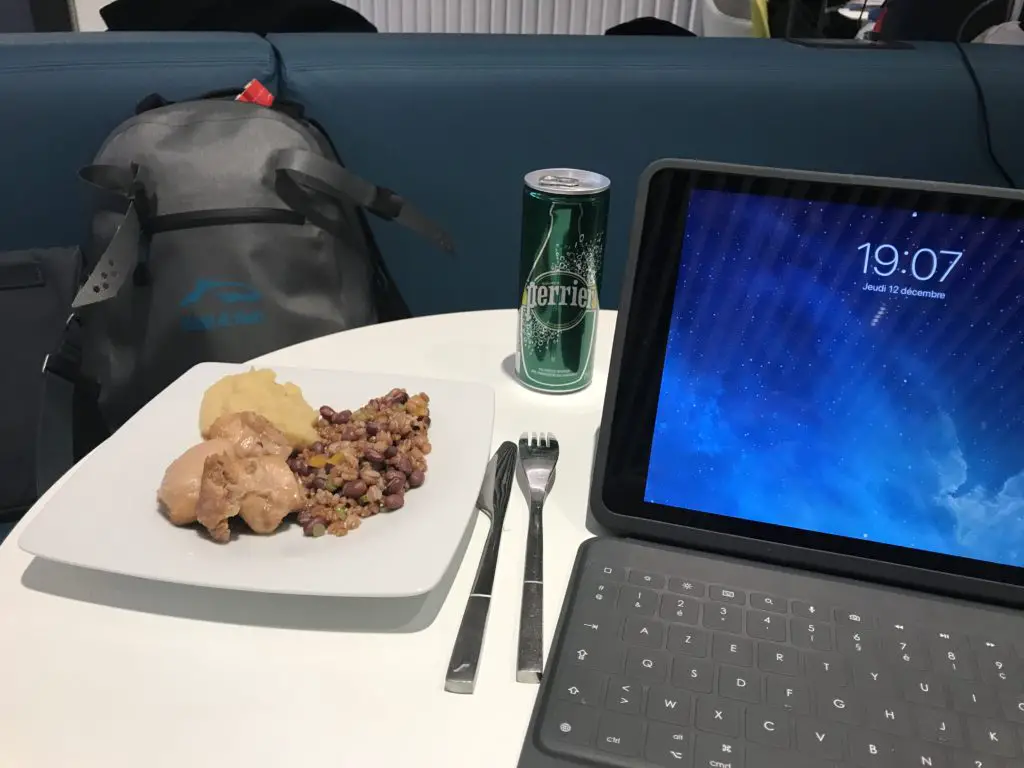 Repas dans le lounge Air France de l'aéroport de Charles de Gaulle avant de decoller pour l'Argentine