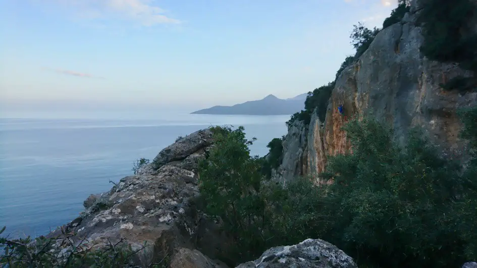 Secteur grimpe Sabaton vue sur la mer depusi Leonidio