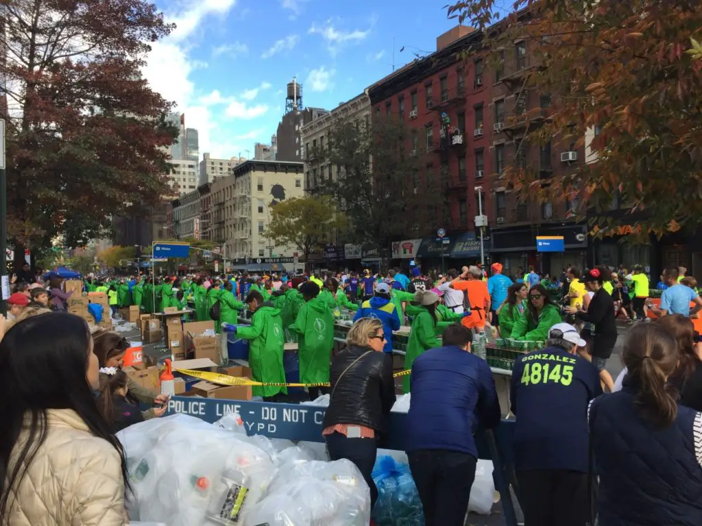 Un ravitaillement sur le parcours du marathon de NYC