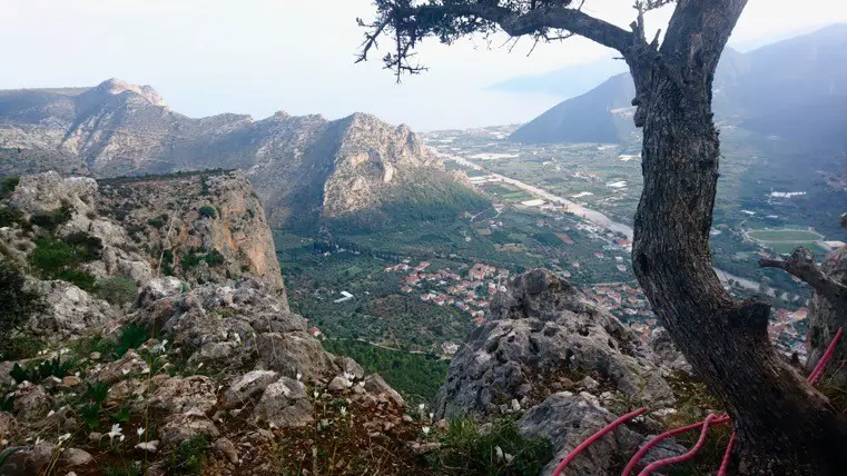 Vue depuis le sommet de la grande voie Aramis à la paroi de Kokkinovrachos sur Leonidio et la mer en grèce