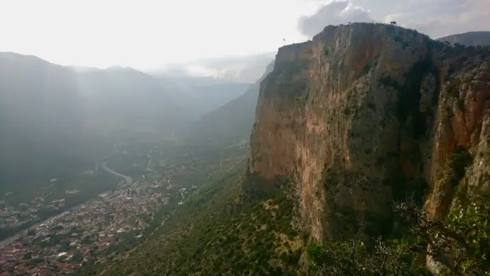 Vue sur la falaise Kokkinovrachos à Leonidio en Grèce