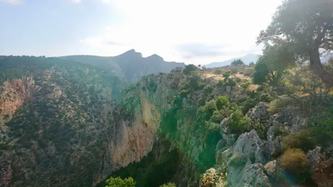 Vue sur le secteur d'escalade Jupiter à Leonidio en Grece depuis le plateau