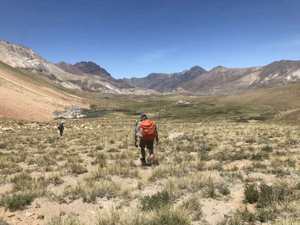 A la recherche de truite en valle hermoso en Argentine