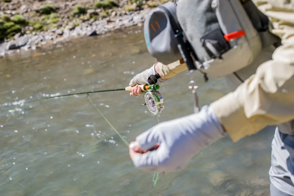 action de pêche à la mouche avec ma canne Marryat en Patagonie argentine